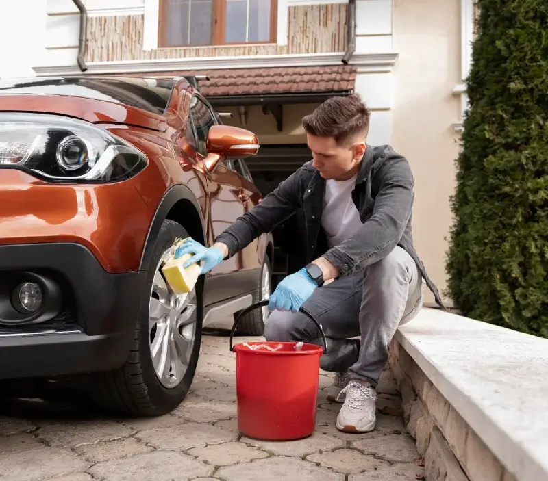 Lavage auto à domicile Boeil-Bezing : professionnel intervenant sur un véhicule